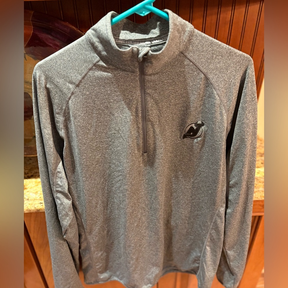 New Jersey Devils men’s quarter zip Pullover. Sharp grey with NHL logo. Medium - Picture 4 of 7